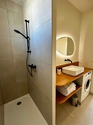 Salle de bains dans l'établissement Maison contemporaine à Saint-Léonard