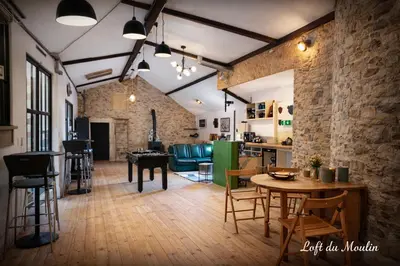 Coin salon dans l'établissement Le Moulin Neuf, logements atypiques dans le Pays d'Ancenis