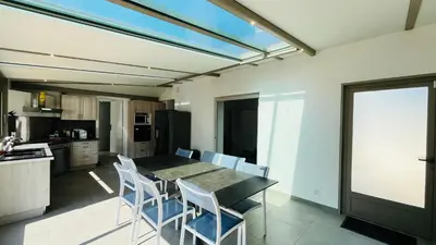 Cuisine ou kitchenette dans l'établissement Maison Hirondelles, piscine mer et forêt