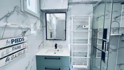 Salle de bains dans l'établissement Maison Hirondelles, piscine mer et forêt