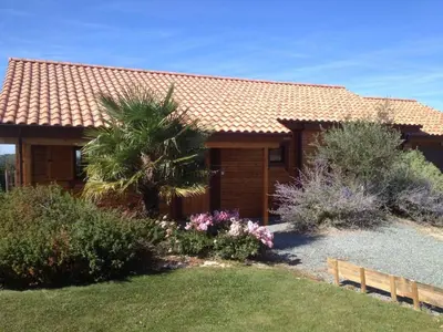 Jardin de l'établissement Charmante maison en bois pour 5 personnes avec terrasse et jardin - FR-1-426-580