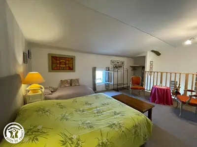 Un ou plusieurs lits dans un hébergement de l'établissement Charmant Gîte à Beaufou avec Terrasse Privée - FR-1-426-581