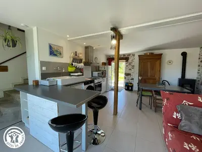 Cuisine ou kitchenette dans l'établissement Charmant Gîte à Beaufou avec Terrasse Privée - FR-1-426-581