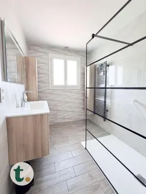 Salle de bains dans l'établissement Tranquiloue - Maison Cosy à 15min du PuyduFou