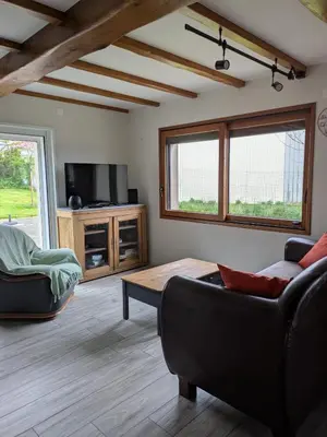Télévision ou salle de divertissement dans l'établissement Maison Gîte adapté Handicapé et PMR