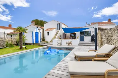 Piscine de l'établissement Piscine chauffée, jardin, magnifique villa pour 10 ou située à proximité