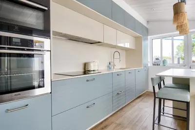 Cuisine ou kitchenette dans l'établissement Piscine chauffée, jardin, magnifique villa pour 10