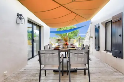 Coin salon dans l'établissement Piscine chauffée, jardin, magnifique villa pour 10