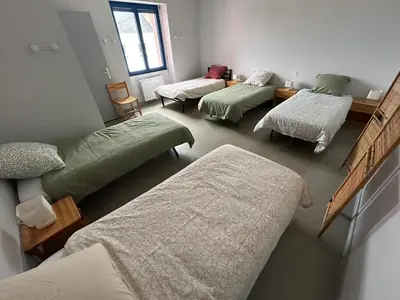 Un ou plusieurs lits dans un hébergement de l'établissement Lit en dortoir - Maison du canal - Sur la rive de Pont Miny