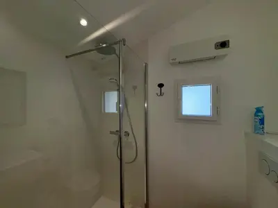 Salle de bains dans l'établissement Maison spacieuse 8 pers, près de la mer et forêt, avec WIFI - FR-1-323-574