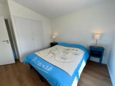 Un ou plusieurs lits dans un hébergement de l'établissement Maison spacieuse 8 pers, près de la mer et forêt, avec WIFI - FR-1-323-574