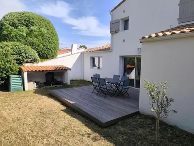 Jardin de l'établissement Maison spacieuse 8 pers, près de la mer et forêt, avec WIFI - FR-1-323-574