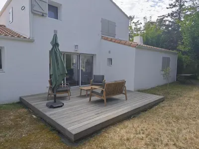 Jardin de l'établissement Maison spacieuse 8 pers, près de la mer et forêt, avec WIFI - FR-1-323-574