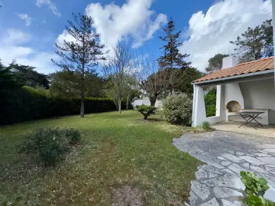 Jardin de l'établissement Maison spacieuse 8 pers, près de la mer et forêt, avec WIFI - FR-1-323-574