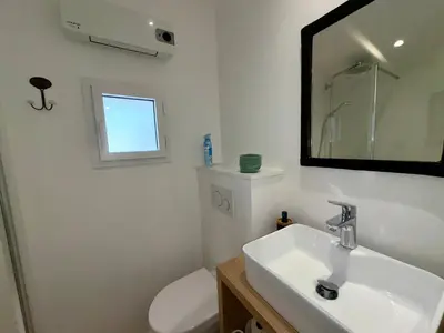 Salle de bains dans l'établissement Maison spacieuse 8 pers, près de la mer et forêt, avec WIFI - FR-1-323-574