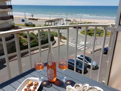Vue générale sur la mer ou vue sur la mer prise depuis l'appartement