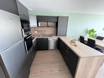 Cuisine ou kitchenette dans l'établissement Appartement rénové à 50m de la mer pour 6 pers. - FR-1-323-579