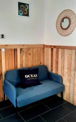 Coin salon dans l'établissement Maison Vendéenne avec Prestations