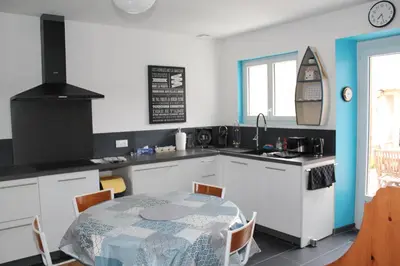 Cuisine ou kitchenette dans l'établissement Maison Vendéenne avec Prestations
