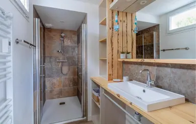 Salle de bains dans l'établissement Charmante Maison Proche Mer