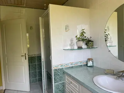 Salle de bains dans l'établissement Echappée belle verdoyante 20 kms du Puy