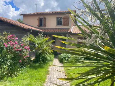 Jardin de l'établissement Echappée belle verdoyante 20 kms du Puy