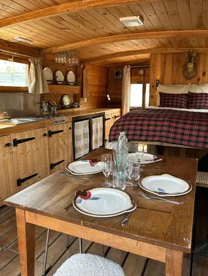 Cuisine ou kitchenette dans l'établissement Toue cabanée romantique - Vue Maine et Château - Centre Angers