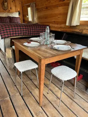 Coin salon dans l'établissement Toue cabanée romantique - Vue Maine et Château - Centre Angers