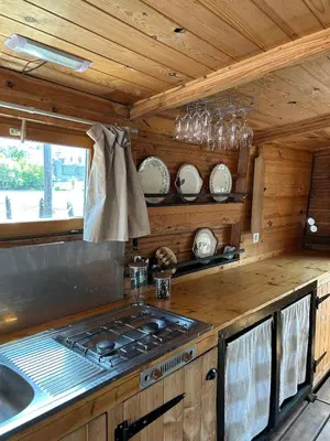 Cuisine ou kitchenette dans l'établissement Toue cabanée romantique - Vue Maine et Château - Centre Angers