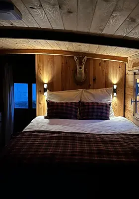 Un ou plusieurs lits dans un hébergement de l'établissement Toue cabanée romantique - Vue Maine et Château - Centre Angers