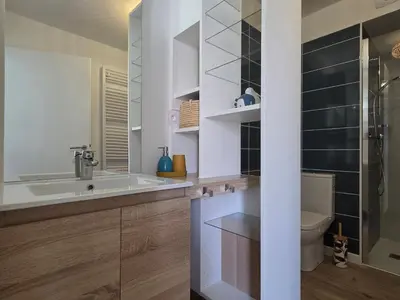 Salle de bains dans l'établissement Studio Neuf 23m² Proche Plage et Centre Tout Inclus - FR-1-364-183