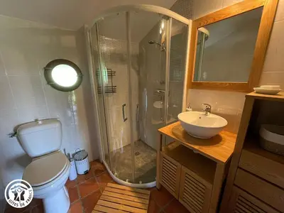 Salle de bains dans l'établissement Charmante chaumière traditionnelle dans le Marais breton - FR-1-426-584