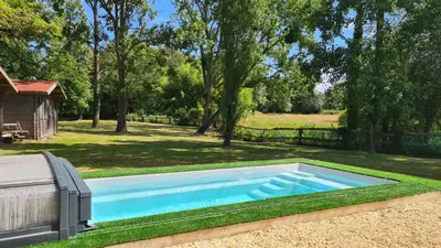 Piscine de l'établissement Gite 12 personnes avec étang et piscine ou située à proximité