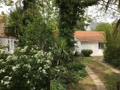 Jardin de l'établissement Résidence agréable proche de la mer