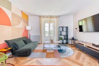 Télévision ou salle de divertissement dans l'établissement Le Refuge Rétro - Hyper Centre & Douillet