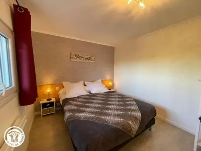 Un ou plusieurs lits dans un hébergement de l'établissement Chambres d'hôtes Le Cerisier