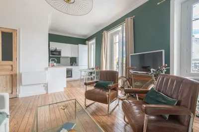 Télévision ou salle de divertissement dans l'établissement Élégant appartement place du Marché, 2 chambres, tout confort