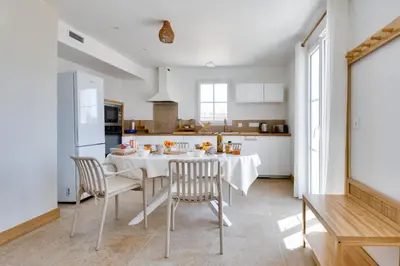 Cuisine ou kitchenette dans l'établissement 700 m de la plage - jardin - maison pour 6