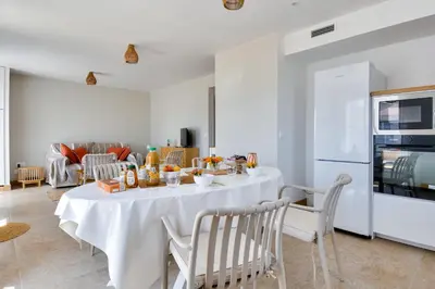 Cuisine ou kitchenette dans l'établissement 700 m de la plage - jardin - maison pour 6