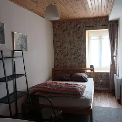 Un ou plusieurs lits dans un hébergement de l'établissement Charmante maison de village 30 min Puy DuFou