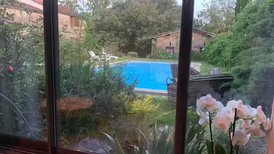 Piscine de l'établissement Gîte de charme avec piscine dans un environnement bucolique ou située à proximité