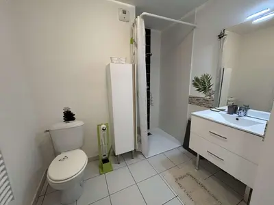 Salle de bains dans l'établissement Appartement moderne 2 pièces, 4 couchages, terrasse et parking sécurisé à Saint-Jean-de-Monts - FR-1-224C-351