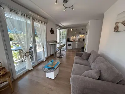 Coin salon dans l'établissement Appartement moderne 2 pièces, 4 couchages, terrasse et parking sécurisé à Saint-Jean-de-Monts - FR-1-224C-351