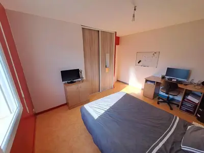 Télévision ou salle de divertissement dans l'établissement Chambre chez nous