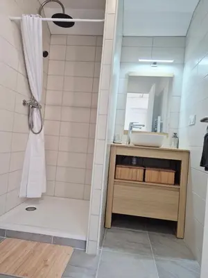 Salle de bains dans l'établissement Maisonnette entre terre et mer