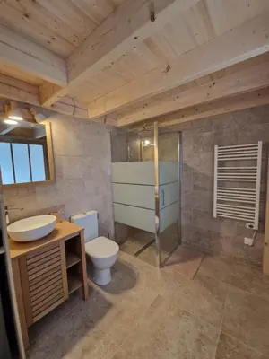Salle de bains dans l'établissement Maison familiale à Barbâtre face à la dune, 3 chb, 2 SDB, 8 personnes