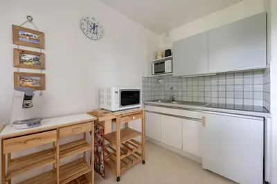 Cuisine ou kitchenette dans l'établissement Appartement RDC pour 4 à 800m de la mer