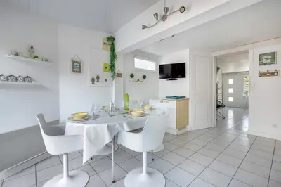 Télévision ou salle de divertissement dans l'établissement Vue mer, plage à 50m, Maison pour 4