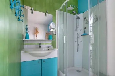 Salle de bains dans l'établissement Vue mer, plage à 50m, Maison pour 4