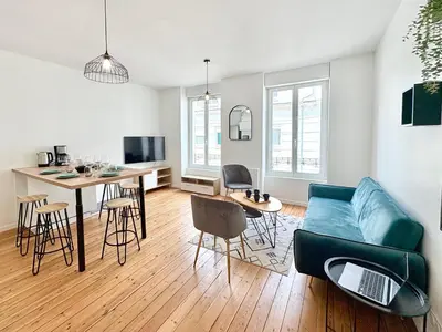 Télévision ou salle de divertissement dans l'établissement Hypercentre - 3 chambres - proche château et commerces